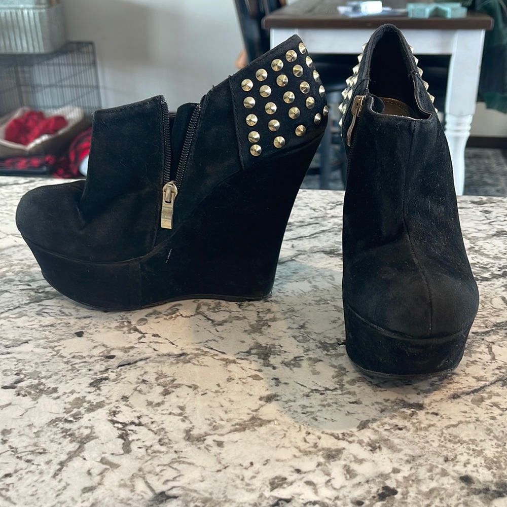 Black wedge heels